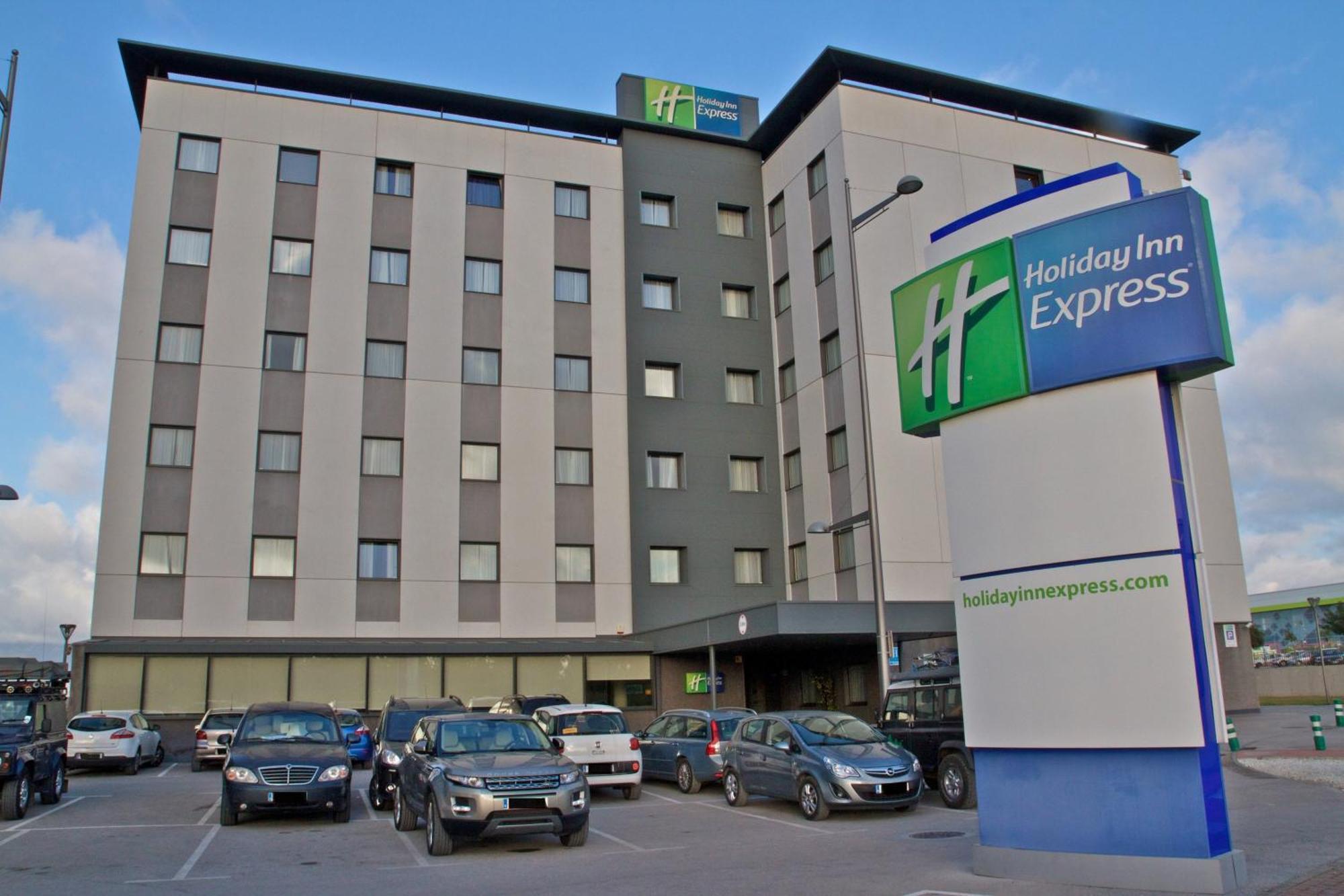 Holiday Inn Express Campo De Gibraltar-Barrios By Ihg Лос Бариос Екстериор снимка