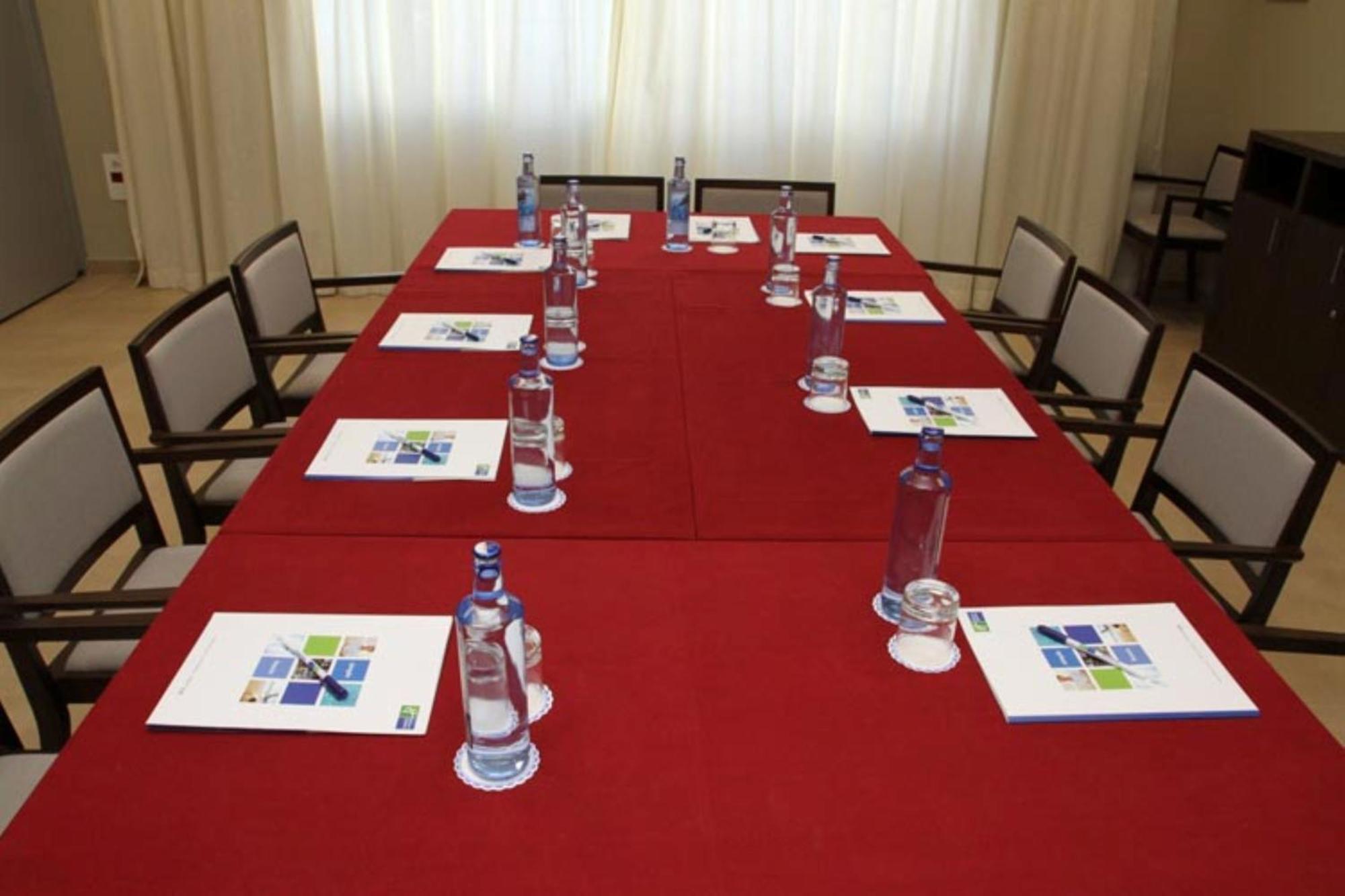Holiday Inn Express Campo De Gibraltar-Barrios By Ihg Лос Бариос Екстериор снимка