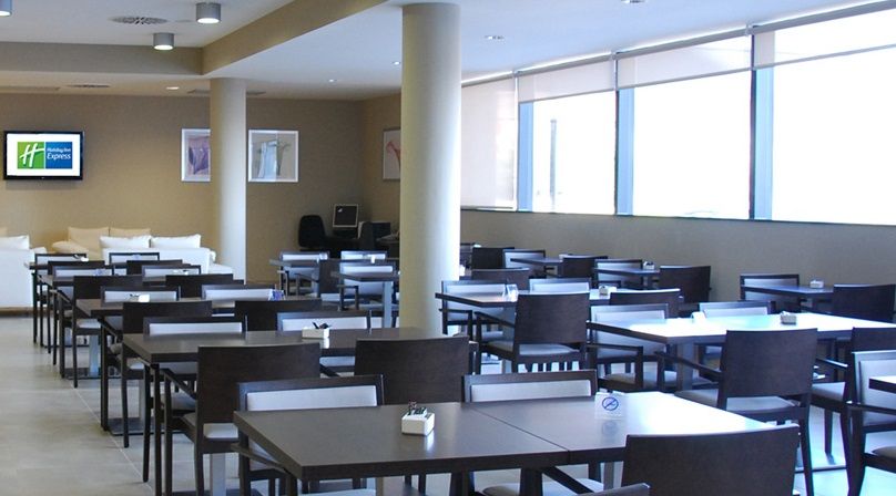 Holiday Inn Express Campo De Gibraltar-Barrios By Ihg Лос Бариос Екстериор снимка