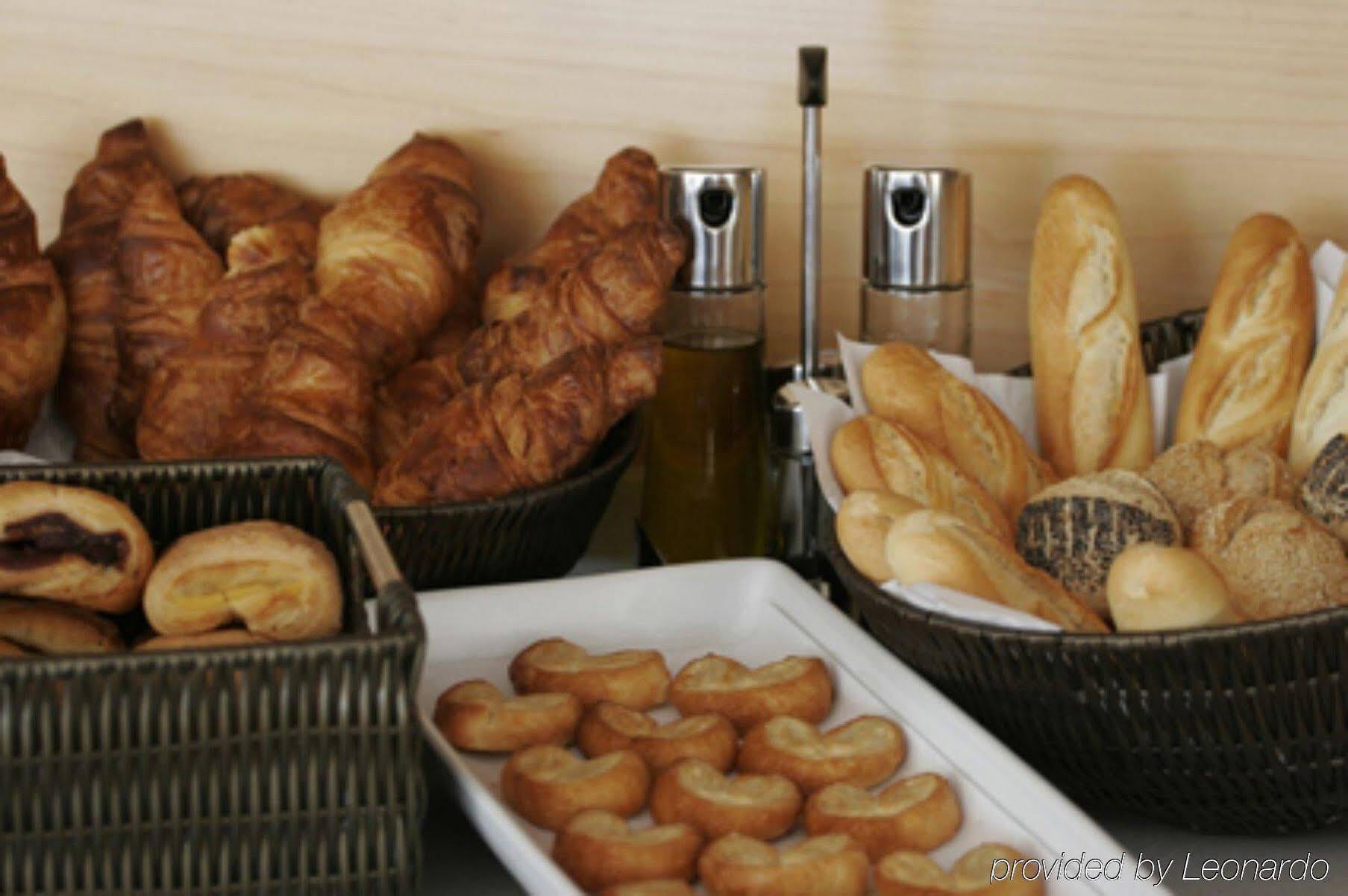 Holiday Inn Express Campo De Gibraltar-Barrios By Ihg Лос Бариос Екстериор снимка